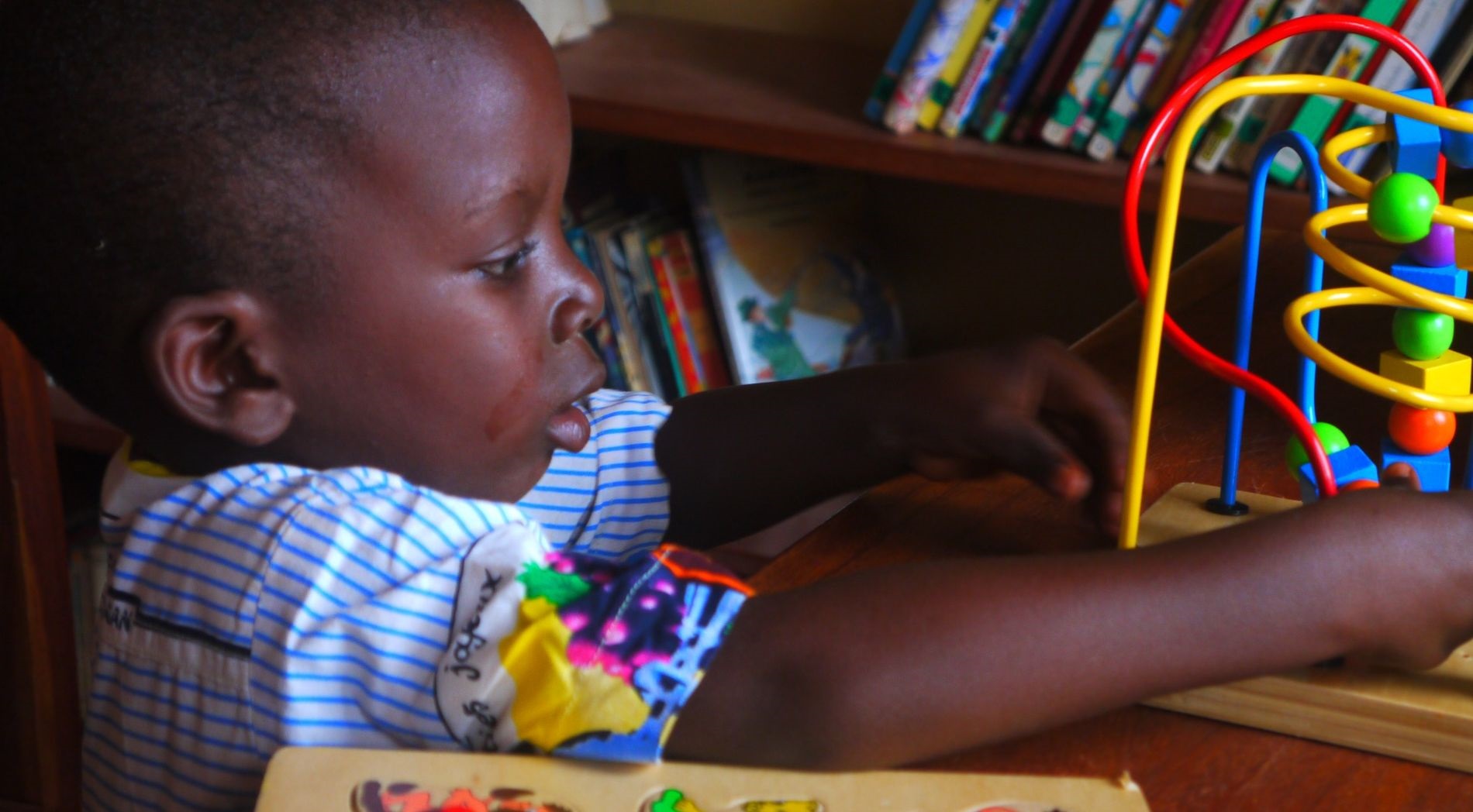 Un enfant découvre un jeu éducatif