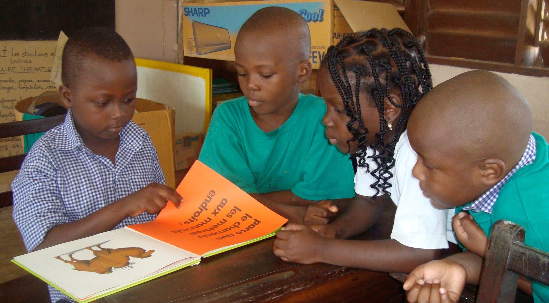 Des enfants partagent un moment de lecture