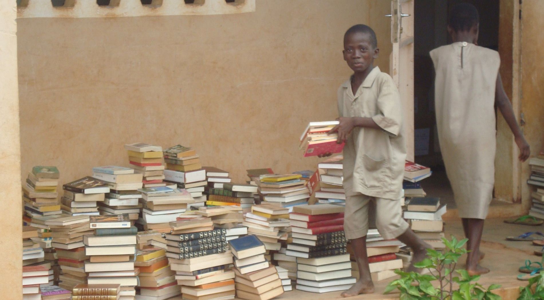 Des livres rassemblés pour la bibliothèque