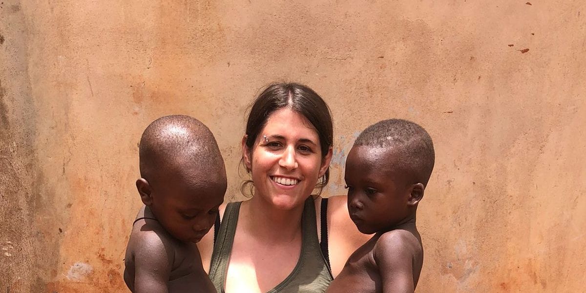 Une membre de l’association entourée de deux enfants