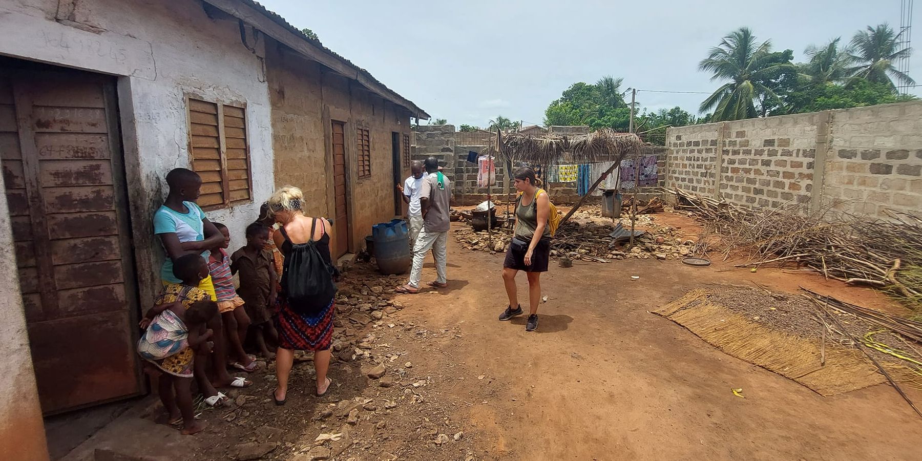 Une rue du village et ses habitants