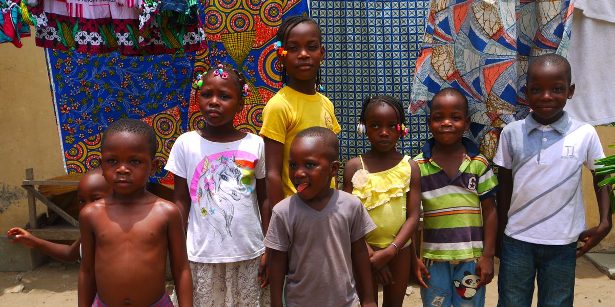 Des enfants réunis devant un décor coloré